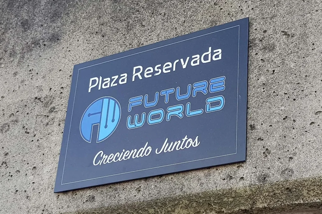 Future World – Vinilo / Rotulación